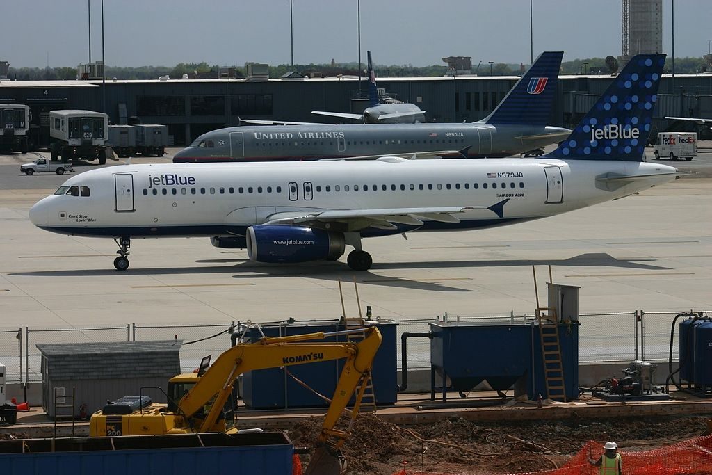 JetBlue Airways Airbus A320 200 N579JB Can’t Stop Lovin’ Blue at Washington Dulles International