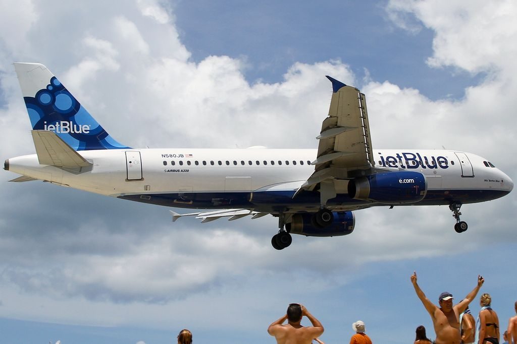 JetBlue Airways Airbus A320 232 N580JB cn 2136 Mo Better Blue final approach at Philipsburg St. Maarten Princess Juliana SXM TNCM