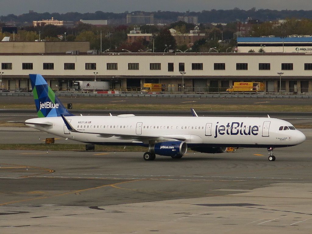 JetBlue Airways Airbus A321 231 N937JB Never a Dull MoMint taxis to Terminal 5 at John F. Kennedy International Airport