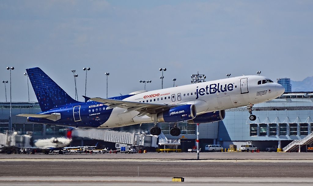 N709JB JetBlue Airbus A320 232 CN 3488 Connected to 01000010 01001100 01010101 01000101 Fly Fi ™ Livery