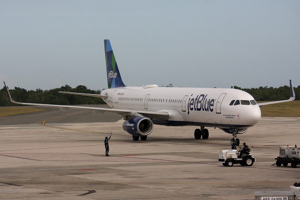 N955JB Airbus A321 200 JetBlue Airways Its Got All The Blues And Whistles at Las Américas International Airport