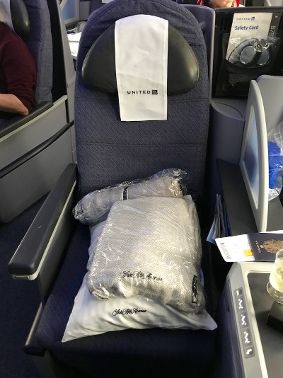United Airlines Aircraft Fleet Boeing 787 8 Dreamliner Polaris BusinessFirst Class Middle Seats With Amenity Kits Photos