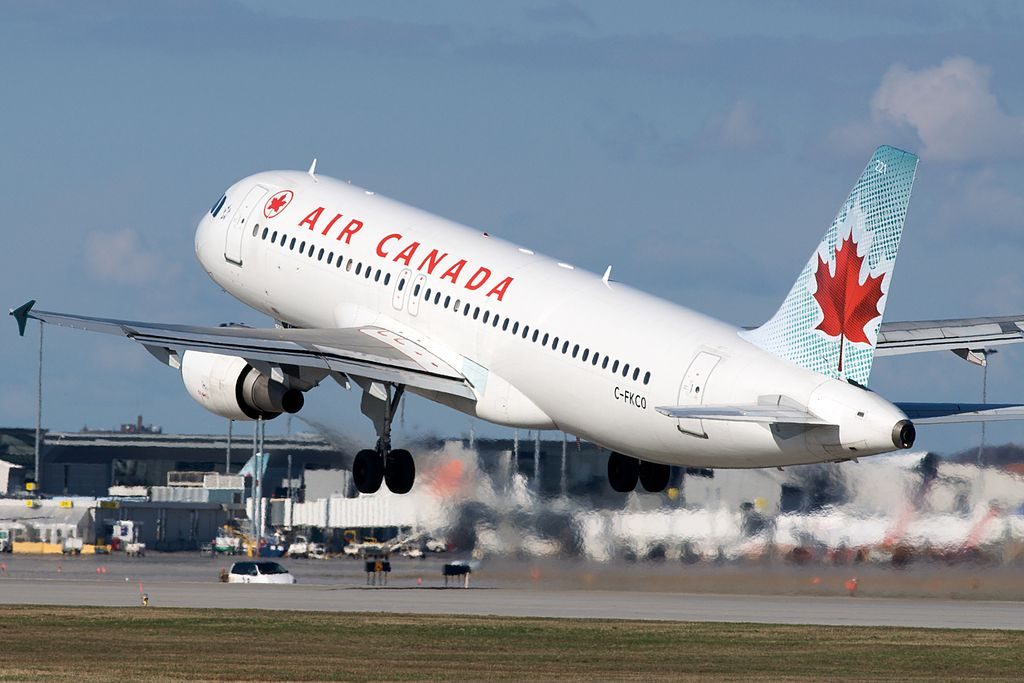 Air Canada Airbus A320 200 C FKCO departing Montréal Pierre Elliott Trudeau International Airport