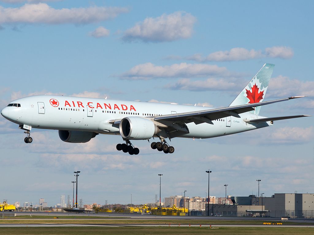 Air Canada Boeing 777 200LR C FIUA arriving on 33L at YYZ Toronto Pearson International Airport