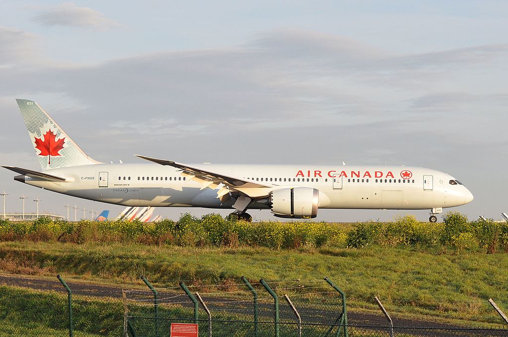 Air Canada C FNOE Boeing 787 9 Dreamliner at Paris Charles de Gaulle Airport