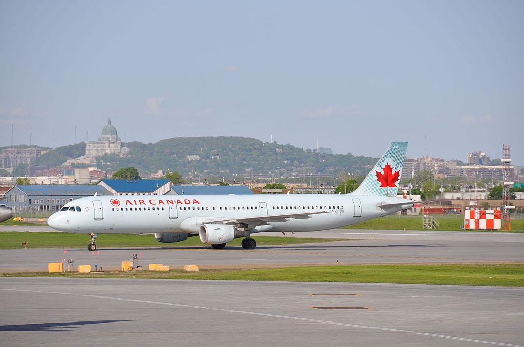 Airbus A321 211 cnserial number 1772 Air Canada C GJWI at Montréal Pierre Elliott Trudeau International Airport