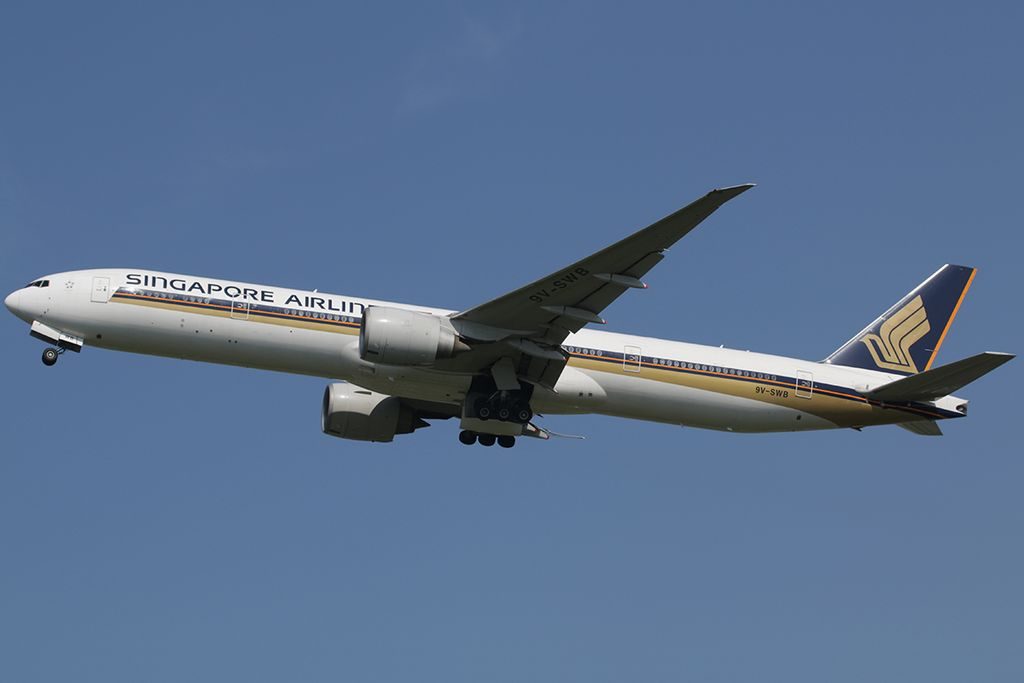 9V SWB Singapore Airlines Boeing 777 300ER at Amsterdam Airport Schiphol