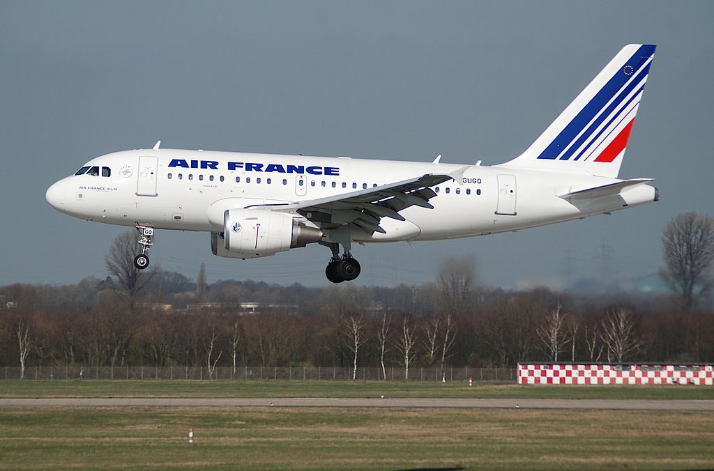 Air France Airbus A318 100 F GUGQ landing at Düsseldorf Airport