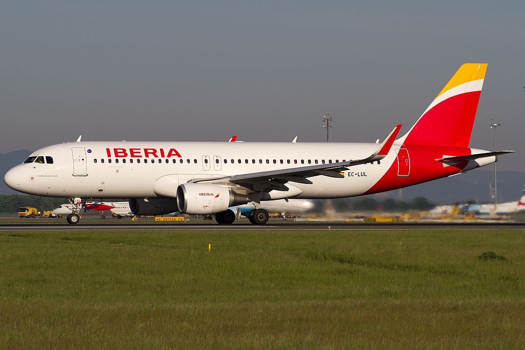 EC LUL Iberia Airbus A320 216wl Cangas de Onís at Vienna International Airport