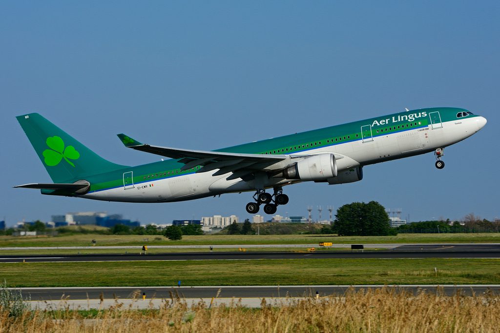EI EWR Airbus A330 202 St. Thomas Tomás Aer Lingus leased from AerCap at Toronto Lester B. Pearson Airport YYZ