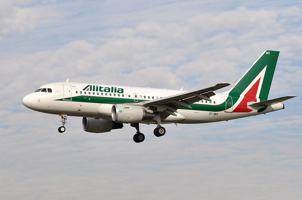 Самолеты италии. Airbus a319-111 Alitalia. Alitalia MD-80. Alitalia a319 салон. Алиталия анимация.