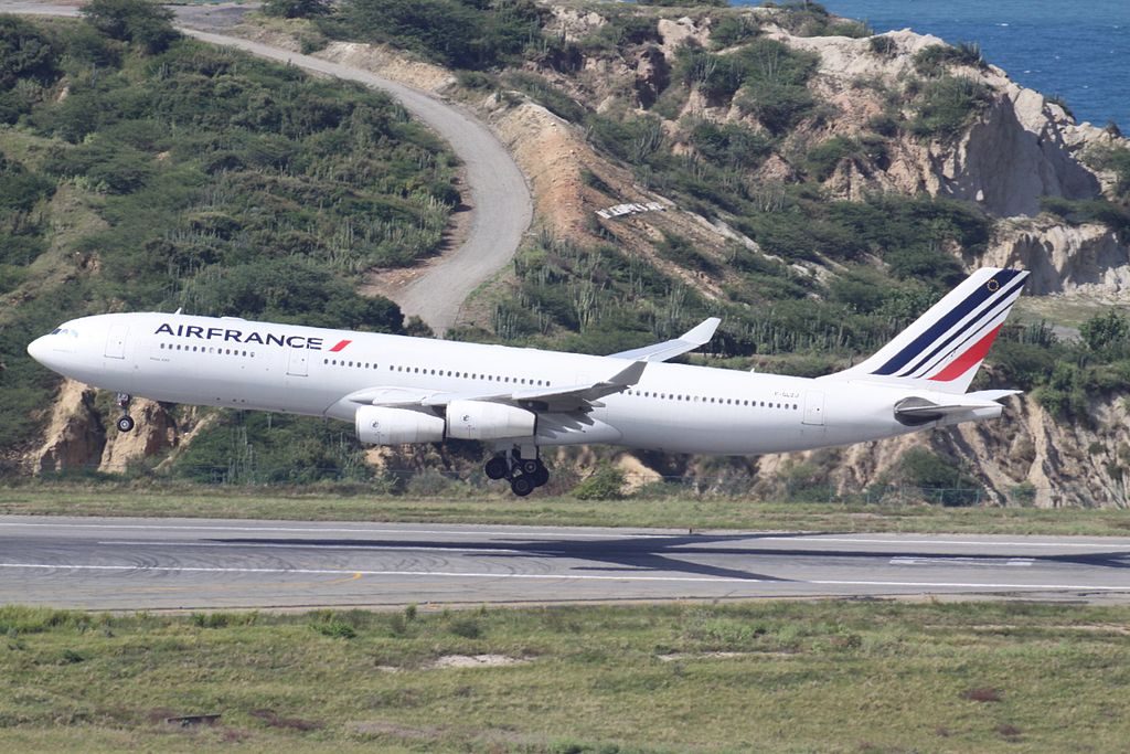 F GLZJ Airbus A340 300 Air France landing at Simón Bolívar International Airport