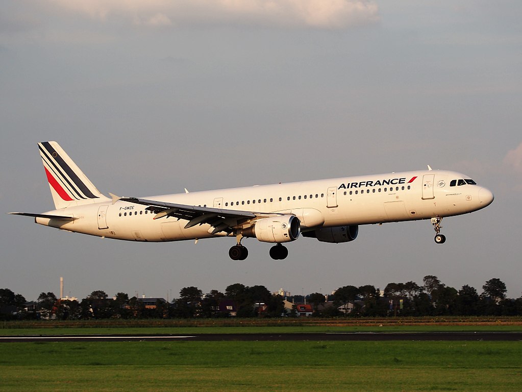 F GMZE Air France Airbus A321 111 landing at Schiphol EHAM AMS runway 18R