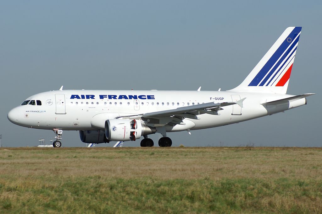 F GUGP Air France Airbus A318 100 Landing at CDG Airport