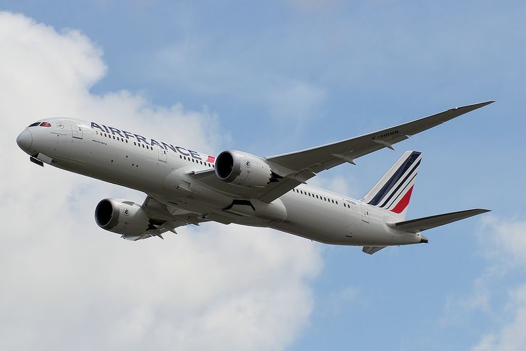 F HRBB Boeing 787 9 Dreamliner of Air France on final approach at London Heathrow Airport