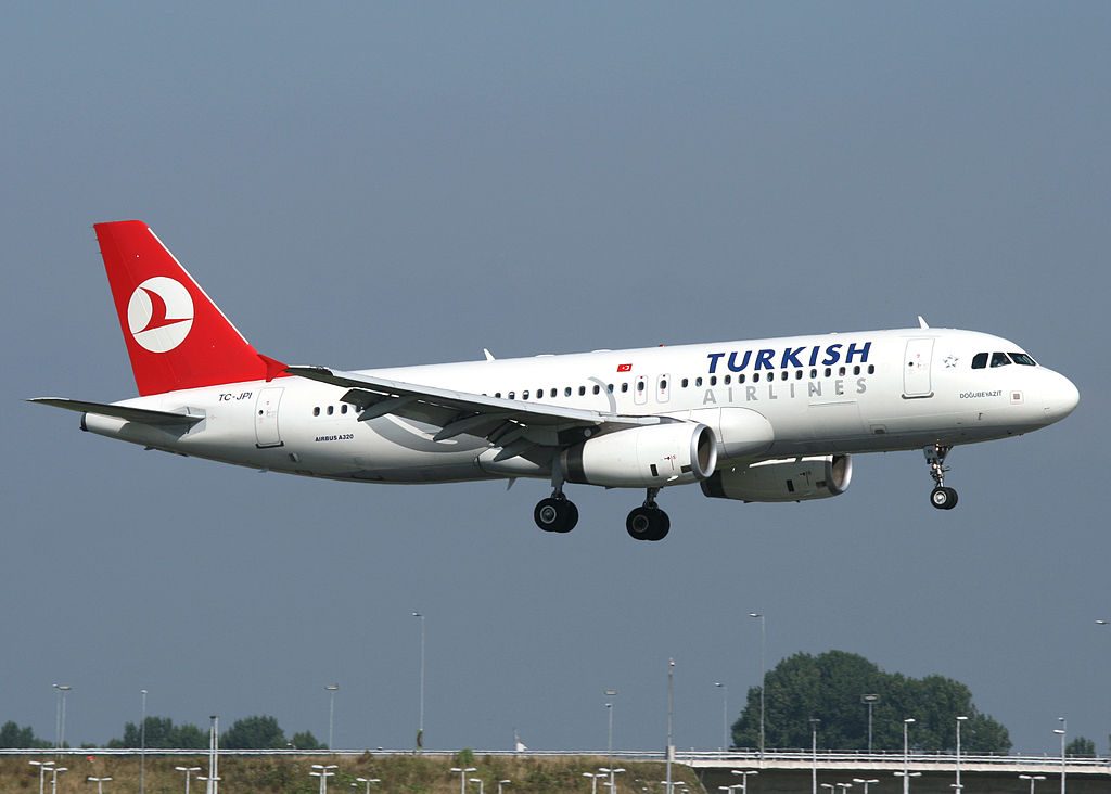 Turkish Airlines Airbus A320 232 TC JPI Doğubeyazıt landing at Amsterdam Schiphol
