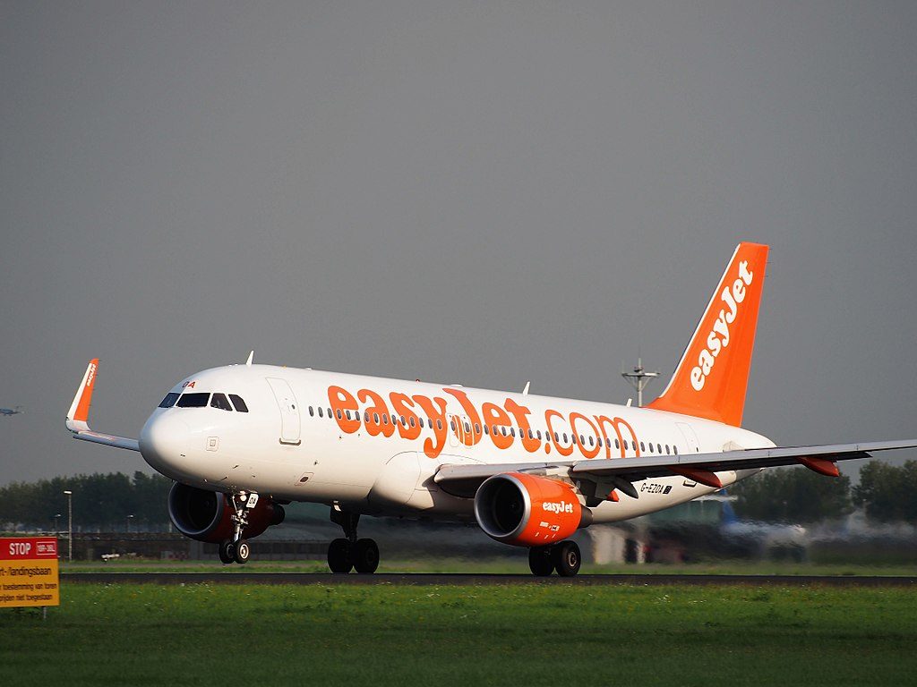 G EZOA easyJet Airbus A320 214WL takeoff from Schiphol