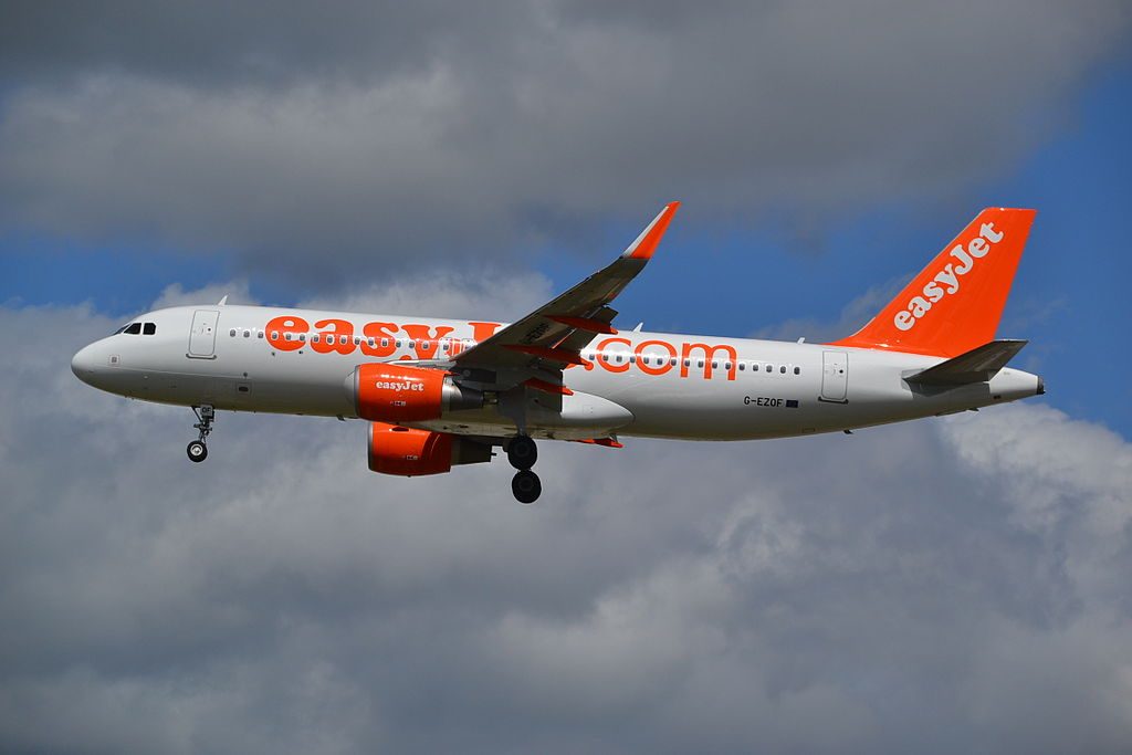 G EZOF Airbus A320 200WL of EasyJet on final approach for rwy26L at London Gatwick