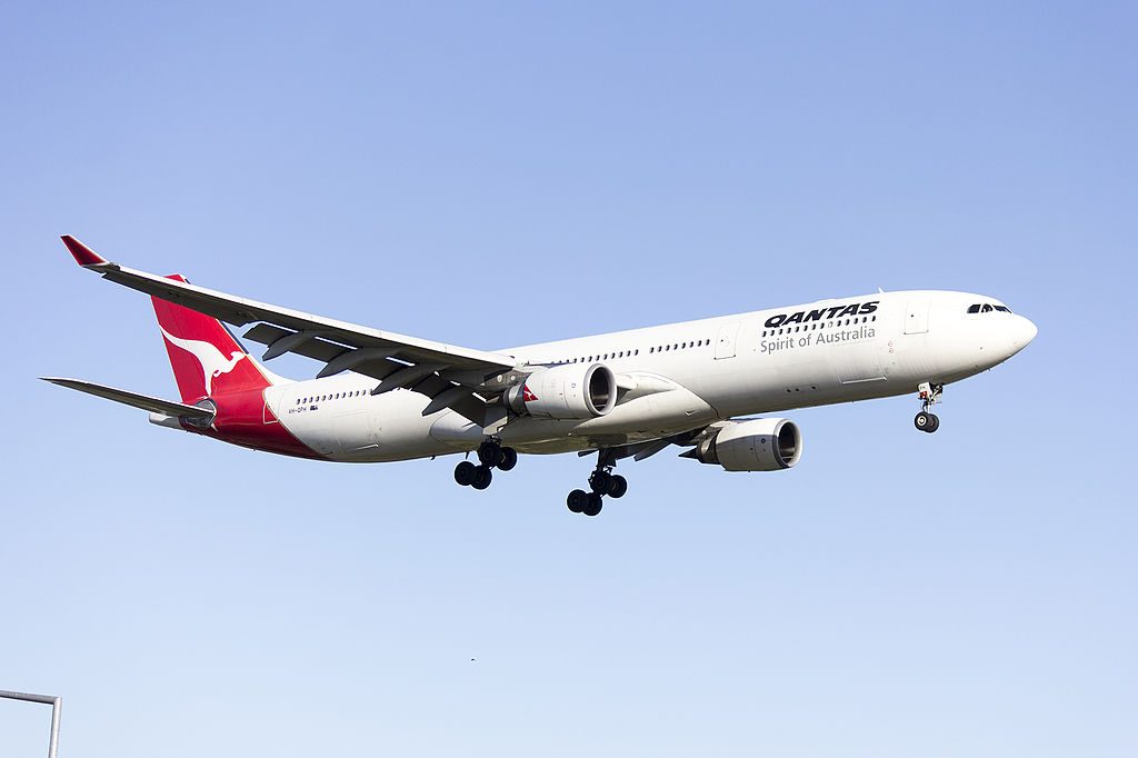 Qantas VH QPH Airbus A330 303 Noosa on approach to runway 25 at Sydney Airport