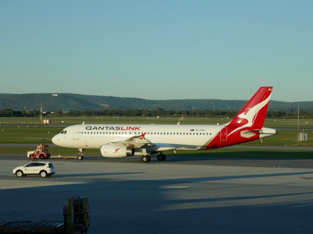 QantasLink Airbus A320 232 VH VQU River Red Gum Photos