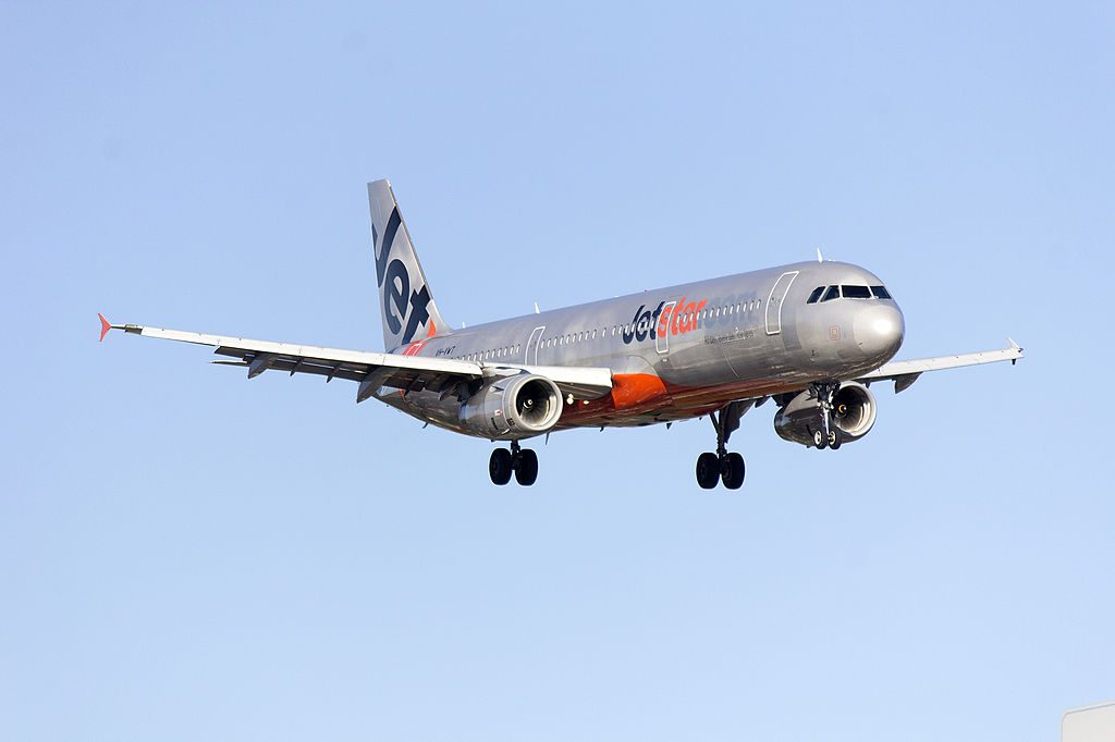 Jetstar VH VWT Airbus A321 231 on approach to runway 25 at Sydney Airport
