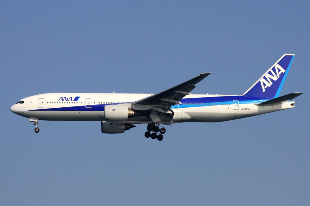 Boeing 777 281 All Nippon Airways ANA JA706A Final approach to Runway 34L Tokyo International Airport