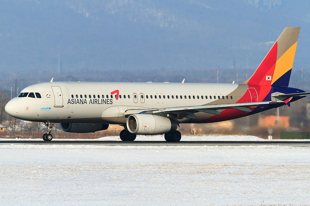 HL7738 Airbus A320 232 of Asiana Airlines at Vladivostok Airport