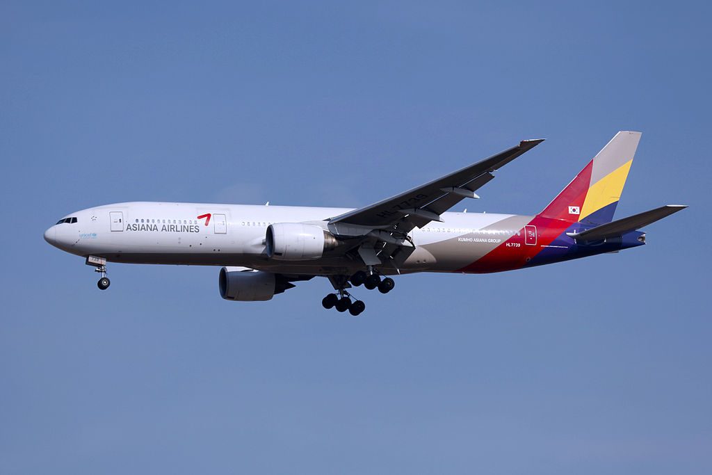 HL7739 Asiana Airlines Boeing 777 28EER at Incheon International Airport