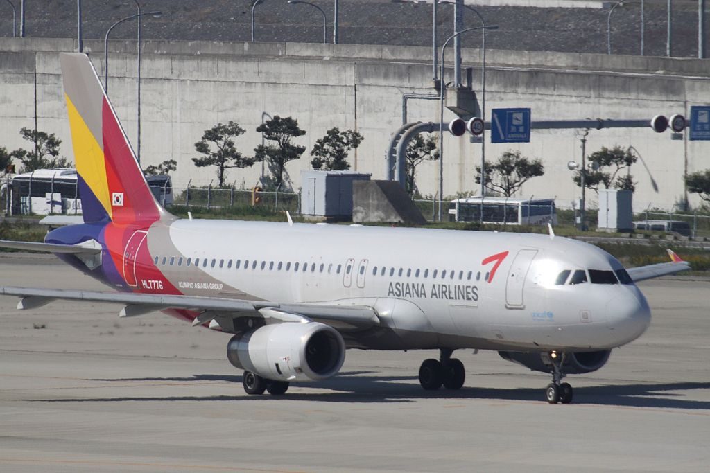 HL7776 Airbus A320 232 of Asiana Airlines at Kansai International Airport