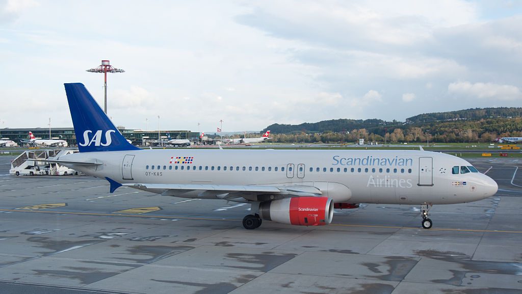 OY KAS Scandinavian Airlines SAS Airbus A320 232 Igulfast Viking taxiing to runway 32 for take off from Zürich International Airport