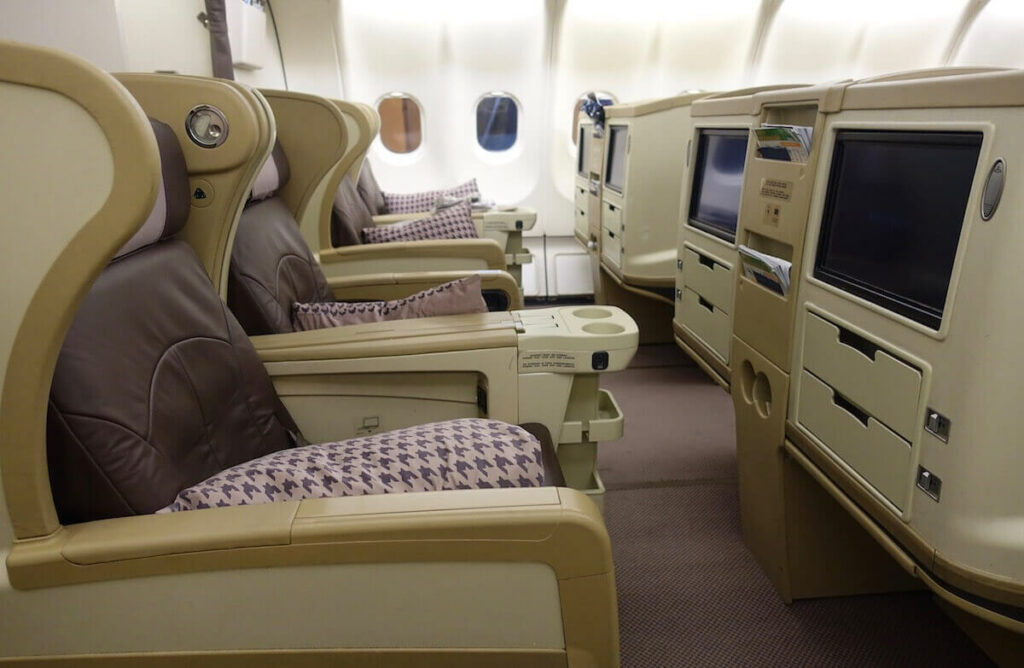 Singapore Airlines Airbus A330 300 business class cabin configuration