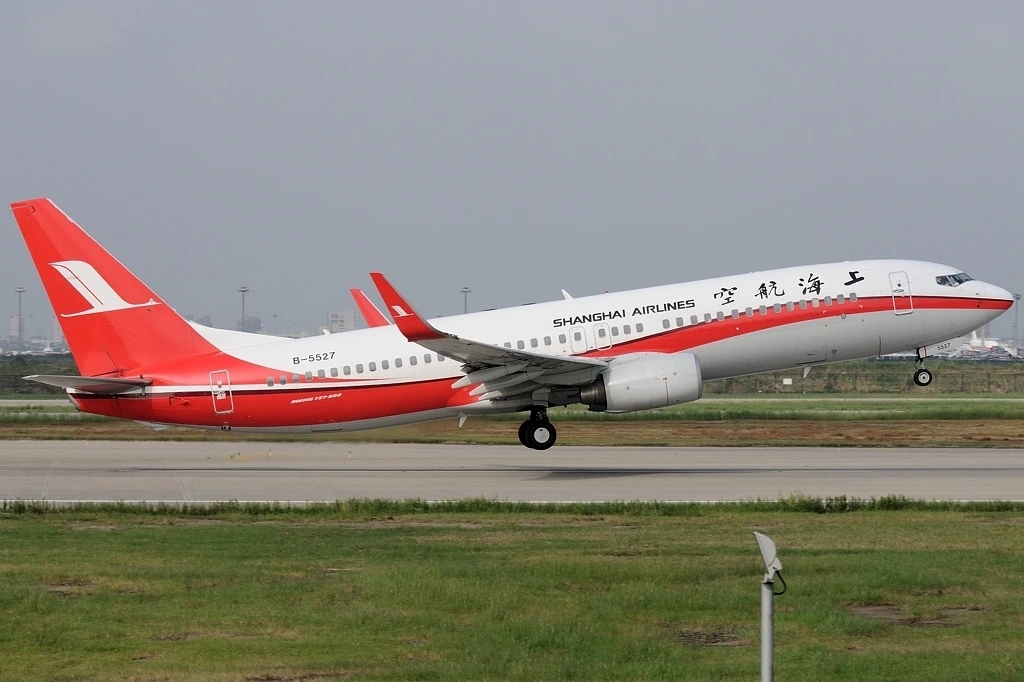 Boeing 737 89P Shanghai Airlines China Eastern B 5527 at Shanghai Pudong International Airport