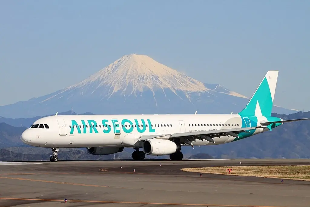 Air Seoul Airbus A321 200 HL8255 at Shizuoka Airport