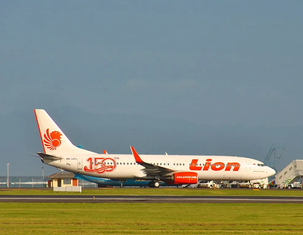 Boeing 737 800 Lion Air PK LPJ at Ngurah Rai Airport